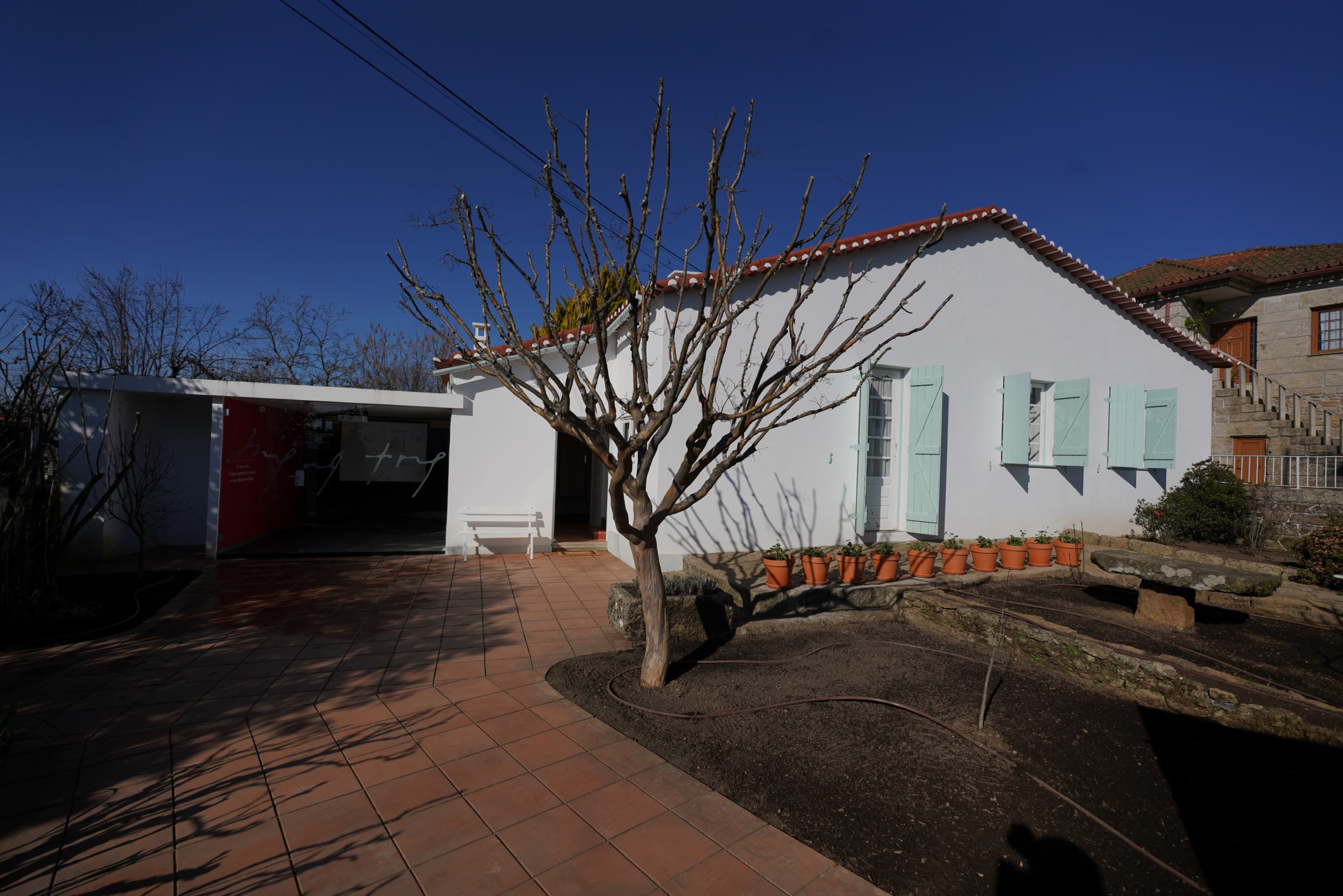 Fotografia do exterior da Casa Miguel Torga após o processo de reabilitação e musealização